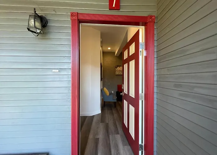 The Red Guest House In Downtown Los Angeles