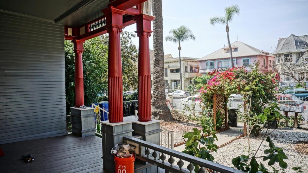 The Red In Downtown Angeles Apartment *