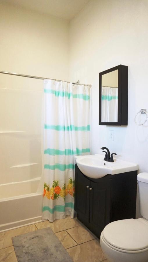 The Red In Downtown Angeles Apartment *