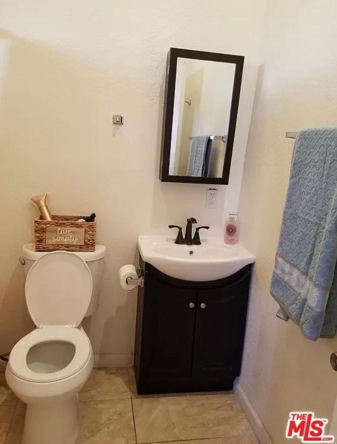 The Red In Downtown Angeles Apartment